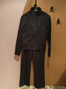 Naiste spordiikostüüm Adidas S (1 foto / 6)