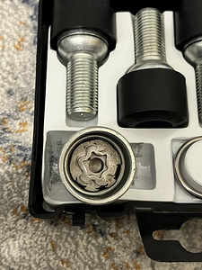 Volkswageni rattalukustuspoltide komplekt (3 foto / 4)