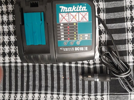 Продается зарядное устройство Makita