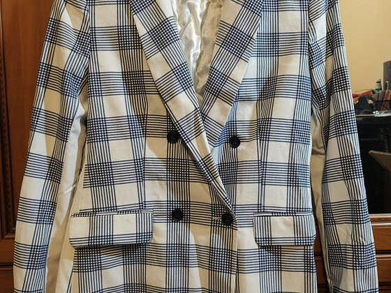 Valge siniste joontega jope / white jacket with blue stripes
