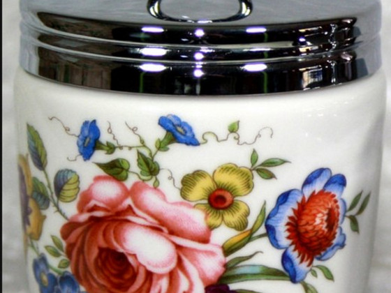 Royal Worcester munakeetja