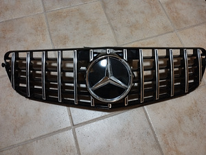 MB W204 Grill Iluvõre GT stiil PANAMERIKA (1 foto / 3)