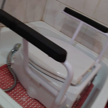 WC poti kõrgendus käetugedega