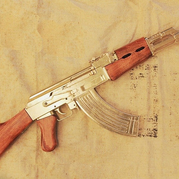 Kuldsest AK-47 Kalashnikovi automaadi koopia