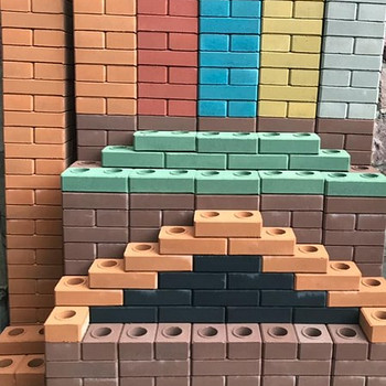 Производство кирпичей LEGO различных цветов