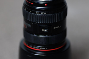 Canon EF 24-70mm f/2.8 объектив (2 фото из 8)