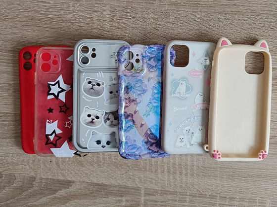 Комплект чехлов для iPhone 11.