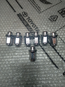 Toyota veljemutrid PZ406-09670-02 90942-01109 90942-01033 (1 foto / 3)