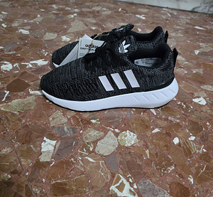Adidas женские кроссовки (1 фото из 3)