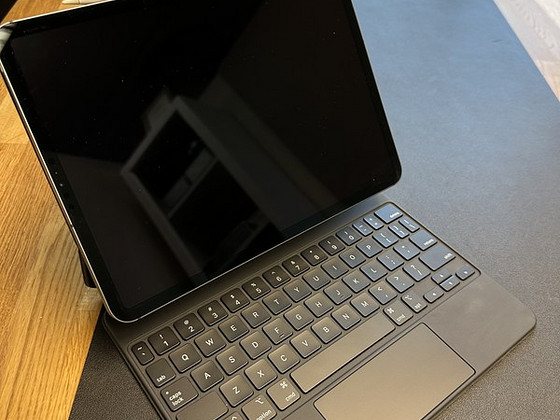 2018 Apple iPad Pro 11” (64GB) + Apple Pencil (2.gen) + Keyb