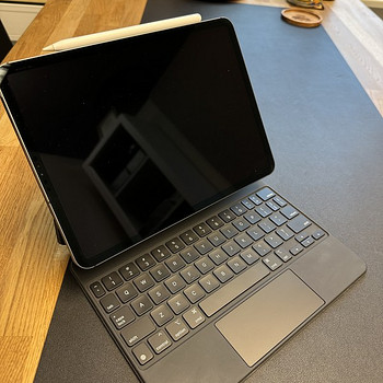 2018 Apple iPad Pro 11” (64GB) + Apple Pencil (2.gen) + Keyb