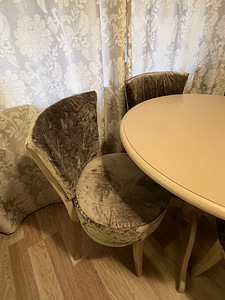 Стол и стулья (4 фото из 4)