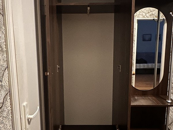 Esiku kapp peegliga ja hoiuruumiga
