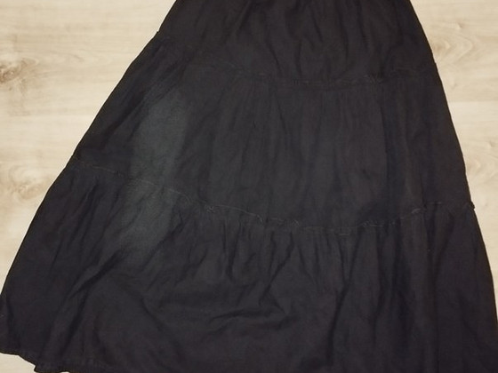 Чёрная юбка средней длины