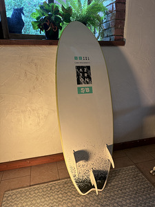 Müüa surfilaud Aztron VOLANS 5'8" + lisavarustus (2 foto / 4)