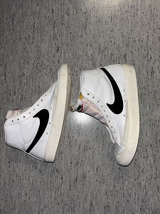 Кроссовки Nike (4 фото из 10)
