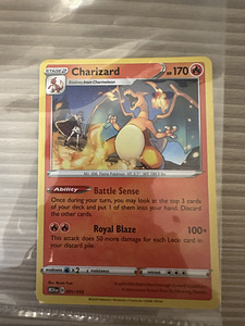 Карточка покемона Charizard, не знаю, сколько она стоит (1 фото из 2)