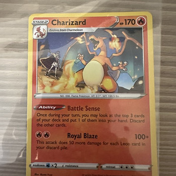 Карточка покемона Charizard, не знаю, сколько она стоит