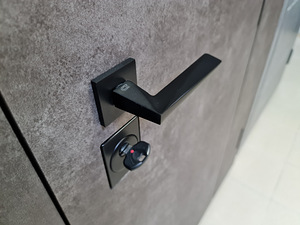 Metāla durvis dzīvoklim Ultra modelis 546/607 ar spoguli (9 foto no 10)