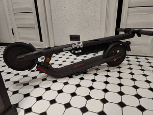 Самокат Segway Ninebot E22E + ДОПОЛНИТЕЛЬНАЯ БАТАРЕЯ 36V 5.2 (4 фото из 8)