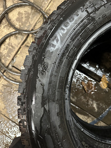4x Nokian шипованные шины 225/65R17 (2 фото из 2)