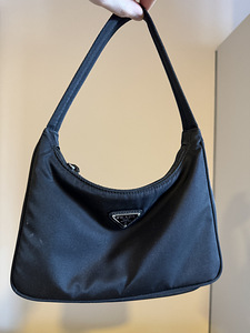 Prada - Re-Edition 2005 Re-Nylon mini bag (1 foto / 4)