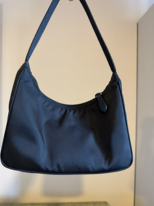Prada - Re-Edition 2005 Re-Nylon mini bag (2 foto / 4)