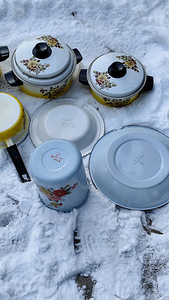 Emailitud nõud, pottide komplekt, taldrikud (5 foto / 5)