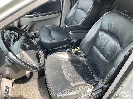 Черный кожаный салон Mitsubishi Grandis, 7-местный
