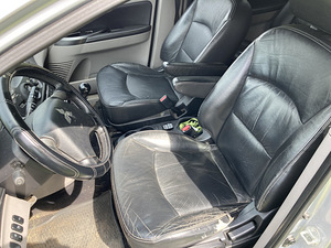 Mitsubishi Grandise must nahksisu, 7-kohaline (1 foto / 3)