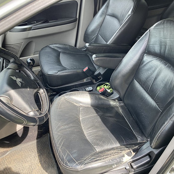 Mitsubishi Grandise must nahksisu, 7-kohaline