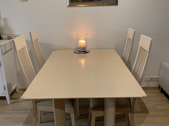 Söögilaud ja 6 tooli.