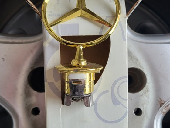 Знак капота Mercedes Benz