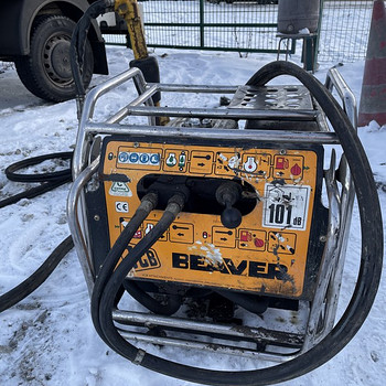 JCB BEAVER + ГИДРАВЛИЧЕСКИЙ ОТБОЙНЫЙ МОЛОТОК