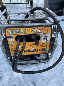 JCB BEAVER + ГИДРАВЛИЧЕСКИЙ ОТБОЙНЫЙ МОЛОТОК (2 фото из 5)
