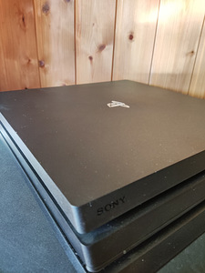 PS 4 PRO 1TB (4 foto / 5)