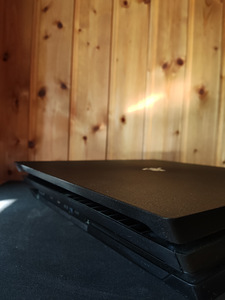 PS 4 PRO 1TB (5 foto / 5)