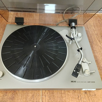 Akai AP-100 2-Speed Auto-Return Belt-Drive Turntable