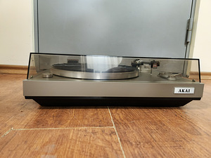 Akai AP-100 2-Speed Auto-Return Belt-Drive Turntable (2 foto / 3)