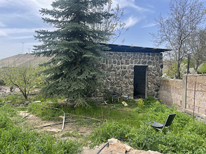 Двухэтажная каменная дача в Бюракане (11 фото из 11)