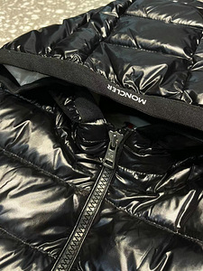 Новые куртки Moncler (3 фото из 6)