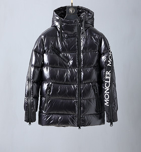 Новые куртки Moncler (4 фото из 6)