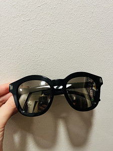 Солнечные очки Givenchy (3 фото из 3)