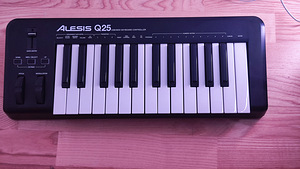 Клавиатура Alesis Q25 (1 фото из 2)