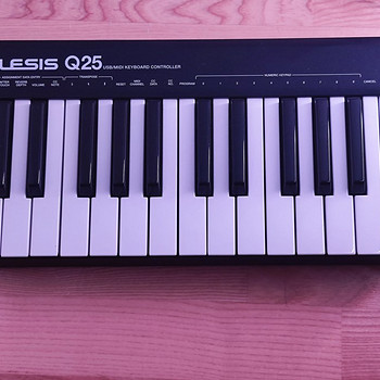 Клавиатура Alesis Q25