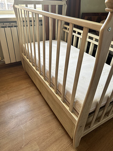 Детская кроватка (3 фото из 3)