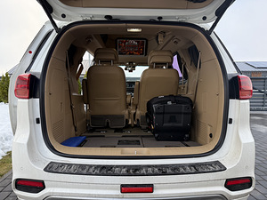 KIA Carnival Hi-Limousine 2019 (6 foto / 11)