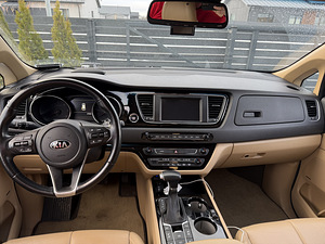 KIA Carnival Hi-Limousine 2019 (9 foto / 11)