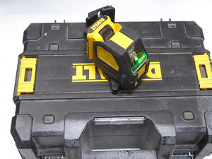 Ristjoonlaser Dewalt DCE088D1G + Tarvikud + Kohver + Aku (4 foto / 5)