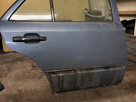 Правая задняя дверь без ржавчины для W124